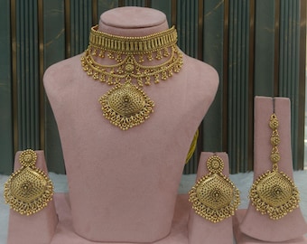 Chokerset met gouden afwerking: Indiase polkiketting, oorbellen, Tikka Nora Kirtika-set