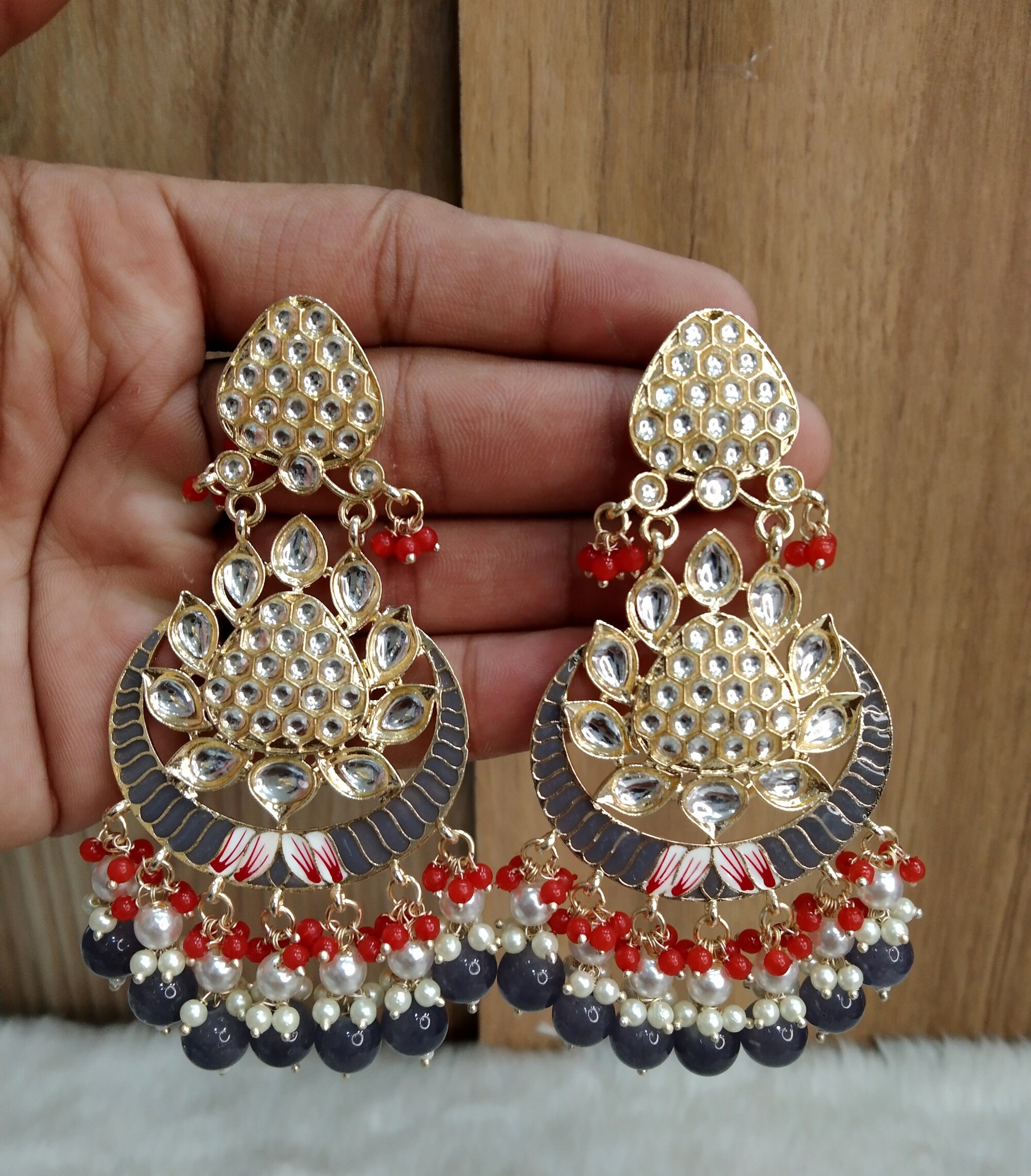 Black earrings with maang tikka deals