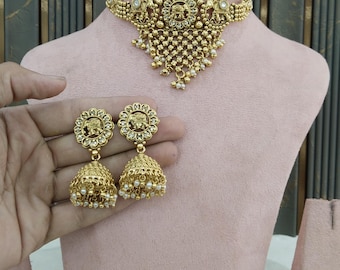 Polki-chokerset: gouden afwerking Indiase sieraden en Yuka Smile-sets