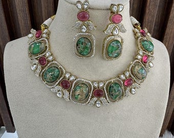 Set di collana Kundan in moissanite, set di gioielli da sposa indiani Ria con rubino verde