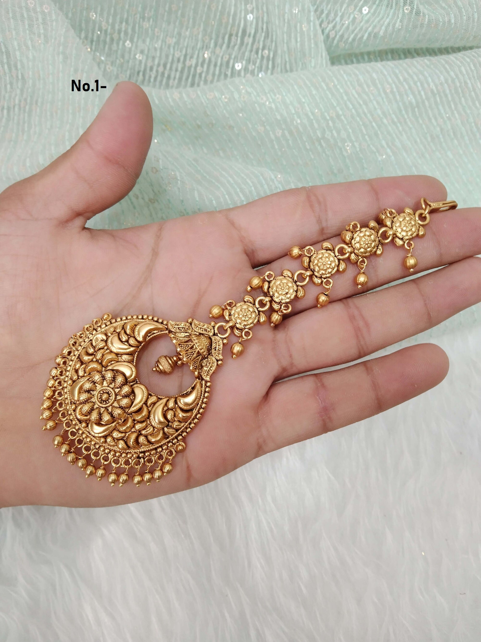 Nath tikka designs in on sale gold