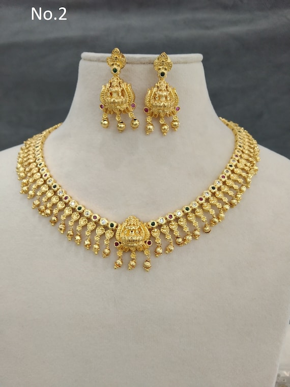 Set di collana girocollo con smeraldo AD, gioielli di Bollywood placcati in oro - Italia Set di collana girocollo con smeraldo AD, gioielli di Bollywood placcati in oro - Italia