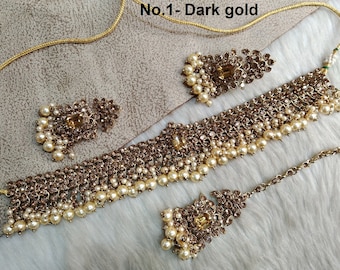 Antiekgouden Indiase chokerset, kristalsteen, oorbellen en Tikka Adelaide-sets