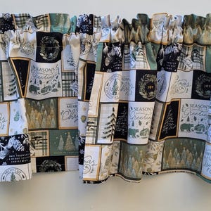 Könnte beinhalten: Ein Fensterbehang mit einem sich wiederholenden Muster aus weihnachtlichen Quadraten in Schwarz, Weiß und Grün. Die Quadrate zeigen Bilder von Weihnachtsbäumen, Bären und die Worte "Merry Christmas" und "Season's Greetings".