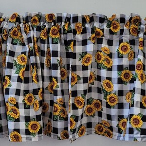 Zwart-wit geruit volantgordijn met zonnebloem: katoenen raamdecoratie