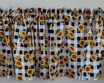 Könnte beinhalten: Schwarze und weiße karierte Gardine mit einem Sonnenblumenmuster. Die Gardine hat einen gekräuselten Rand und ist aus Stoff.