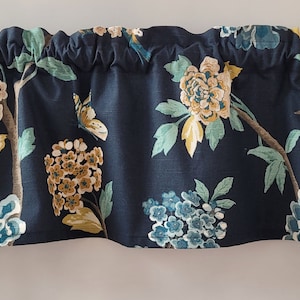 Schwarzer Blumen Volant Vorhang, Robert Allen Dwell Studio Helene Floral Printed Volant Vorhang (52- 53 &quot;breit x 13,75&quot; lang)