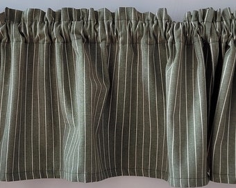 Cortina de saia listrada verde e branca