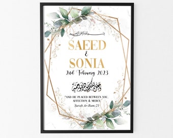 Puede incluir: Un anuncio de boda blanco con marcos geométricos dorados y detalles florales verdes. Los nombres Saeed y Sonia están escritos en letras doradas con la fecha "2nd February 2023". El anuncio incluye un verso árabe y la traducción "Y Él puso entre vosotros afecto y misericordia, Sura Ar-Rum: 21".