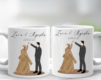Op de afbeelding: Twee witte keramische mokken met handvatten. Elke mok heeft een zwart-witte illustratie van een dansend stel. De tekst "Lain & Ayesha 12/02/23" staat op elke mok gedrukt.