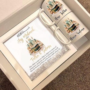 Islamitische hadj mand set paar mokken gepersonaliseerde namen Haji hadj familie cadeau zwart goud Mabroor 2024 Mubarak viering Kabah decor Mekka