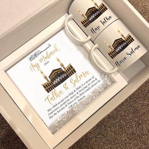 Islamitische hadj mand set paar mokken gepersonaliseerde namen Haji hadj familie cadeau zwart goud Mabroor 2024 Mubarak viering Kabah decor Mekka