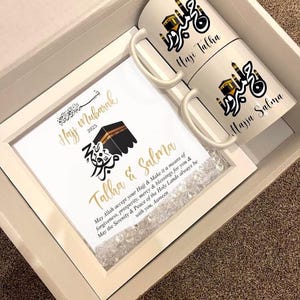 Islamitische hadj mand set paar mokken gepersonaliseerde namen Haji hadj familie cadeau zwart goud Mabroor 2024 Mubarak viering Kabah decor Mekka