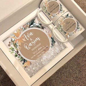 Gepersonaliseerde islamitische huwelijkscadeau mand set namen paar Nikka Dua moslim mokken Nikkah kalligrafie kunst familie gunsten Zam Zam stickers datum