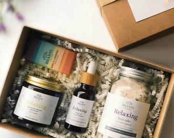 Bio-Aromatherapie-Geschenkbox: Entspannender Spa-Geschenkkorb mit reinen ätherischen Ölen, Sojakerze, Körper- und Massageöl, Badesalzgeschenk