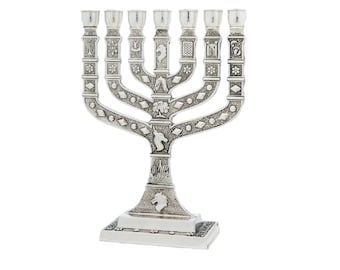 Portavelas Menorah de siete ramas, 10 pulgadas de altura, decorado con 12 signos de las tribus de Israel, Color plateado