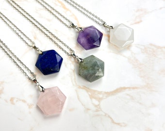 Collier pendentif hexagone de pierre en lapis lazuli, quartz rose, quartz, améthyste ou labradorite, avec un croissant de lune