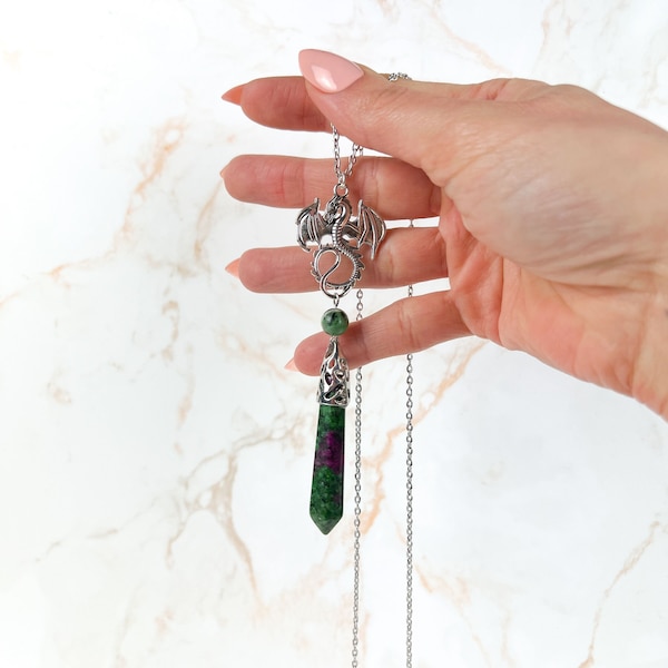 Collier pendule Rubis Zoïsite Anyolite et dragon, bijou de divination gothic médiéval fantastique pour sorcière païenne