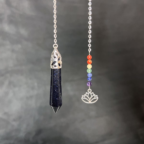 Pendule divinatoire en pierre de sable bleue, avec des pierres des 7 chakras, et une graine de lotus, pendule sorcellerie