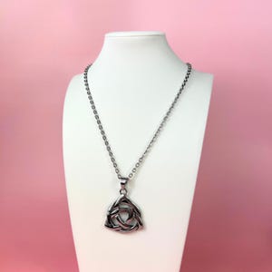 Collier triquetra, bijou celtique pour sorcière, sorcier, bijou occulte païen