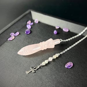 Pendolo Ankh Thot inciso, strumento di divinazione con pietre preziose di quarzo rosa e labradorite.