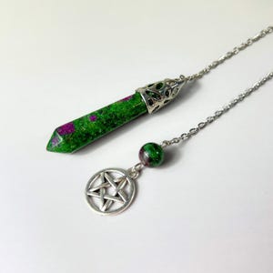 Pendule divinatoire en Rubis Zoïsite avec son pentacle outil de radiesthésie et de divination en Anyolite