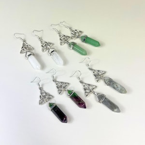 Boucles d&#39;oreilles celtiques triquetra en labradorite, quartz, fluorite ou aventurine, noeud celtique bijou witchy wicca