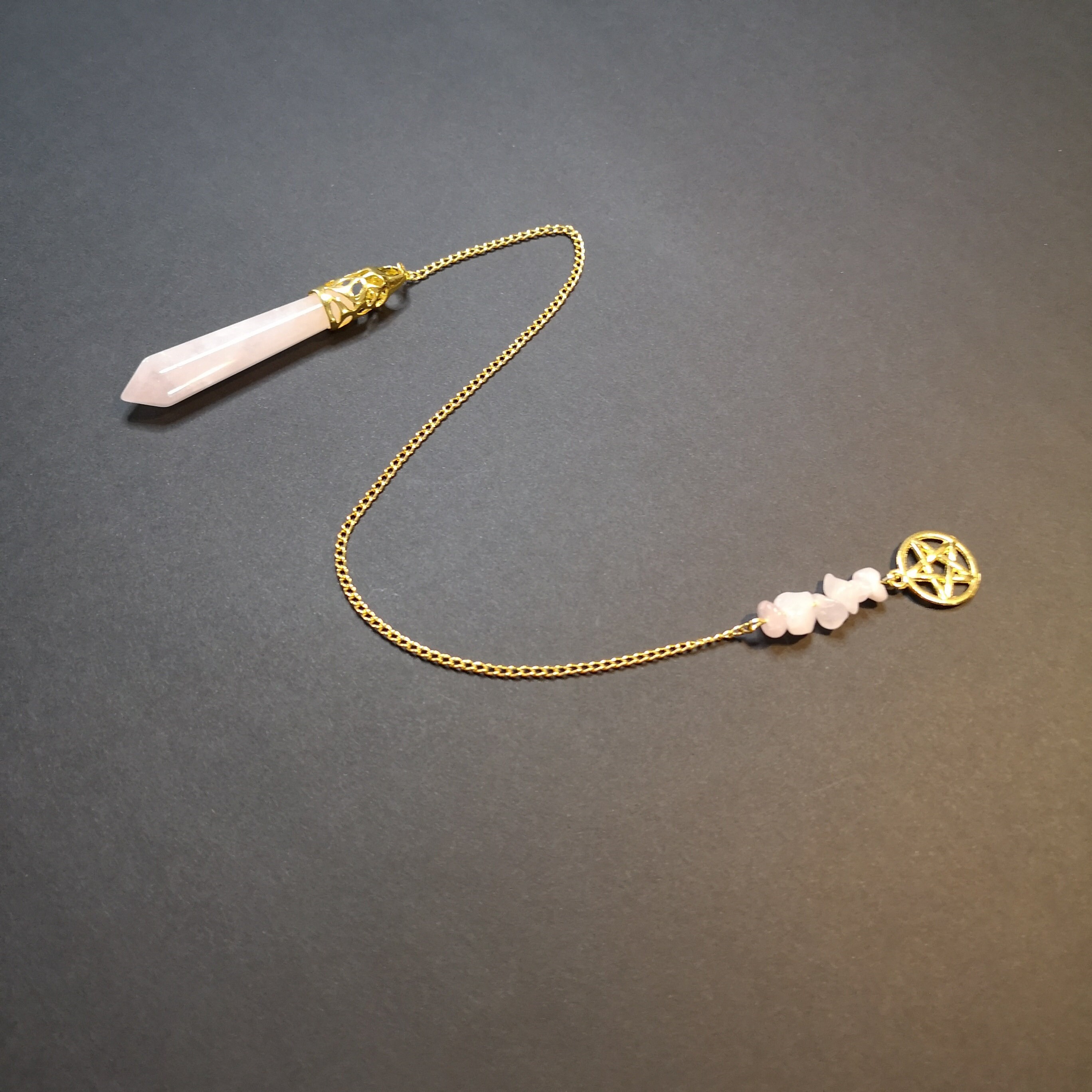 Pendule Dorée en Quartz Rose Orné d'un Pentacle - Outil de Radiesthésie et Divination Pendule Spirit