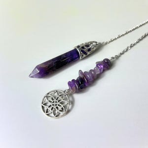 Pendolo per rabdomanzia con pietre preziose, ametista, mandala, fiore, ciondolo, divinazione, stregoneria, strumento per altare, regalo per strega e mago.