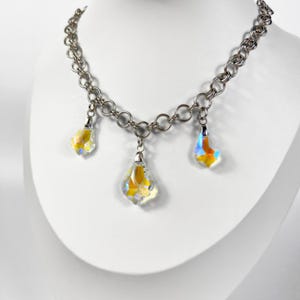 Collar de cristal, gotas de araña iridiscentes amarillas y azules, acero inoxidable