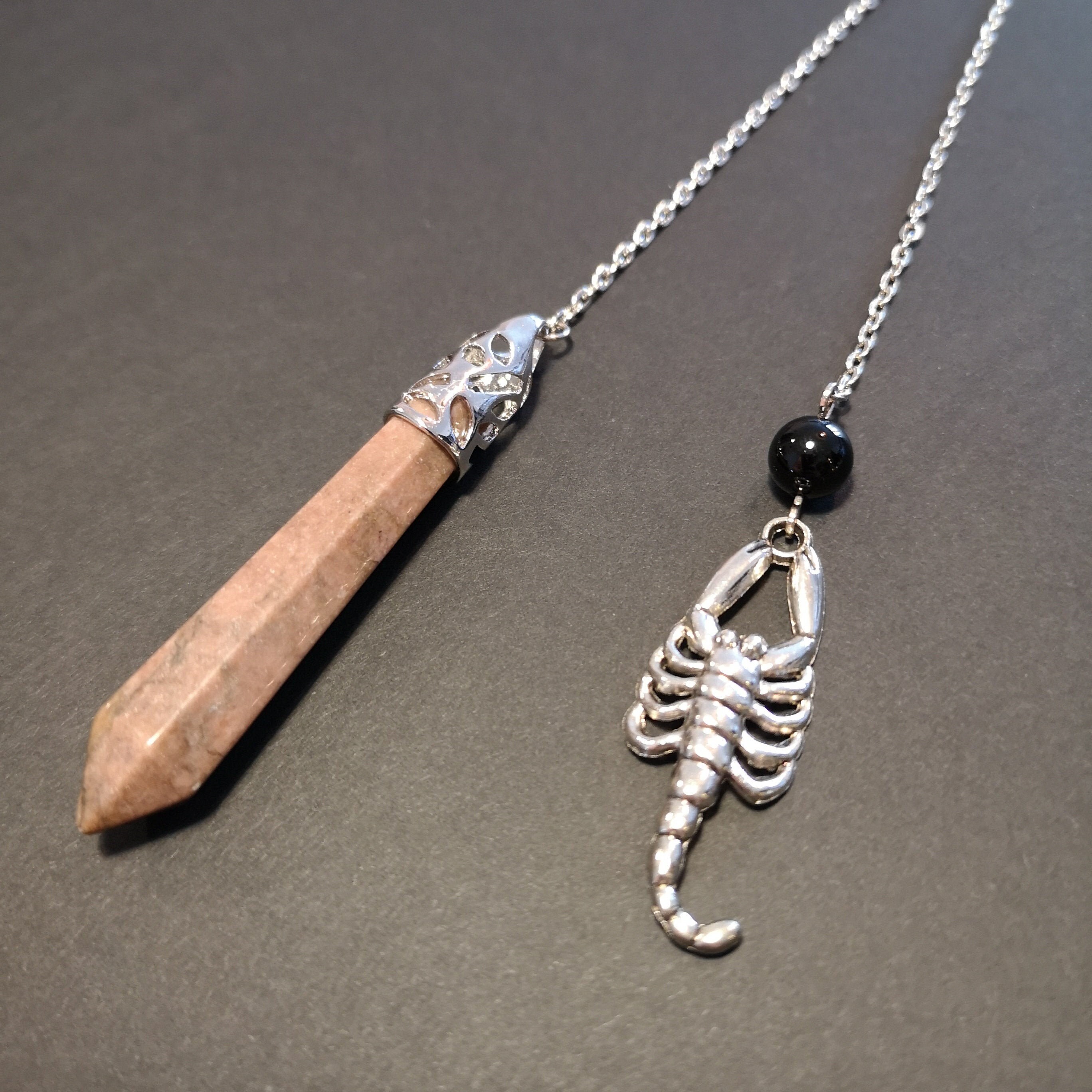 Pendule en Rhodonite Orné d'un Scorpion et d'une Perle d'onyx, Outil de Radiesthésie Divination, Pen