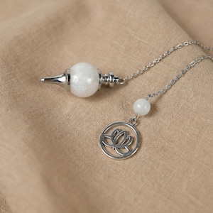 Pendule divinatoire en quartz orné d'un lotus pendule Sephoroton radiesthésie ésotérisme sorcellerie cadeau spirituel