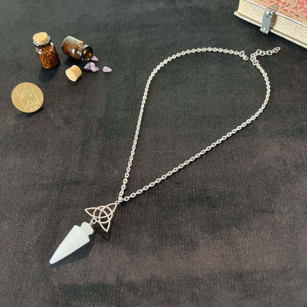 Collier pendule quartz et noeud celtique triquetra bijou païen wiccan pendentif divinatoire en cristal de roche