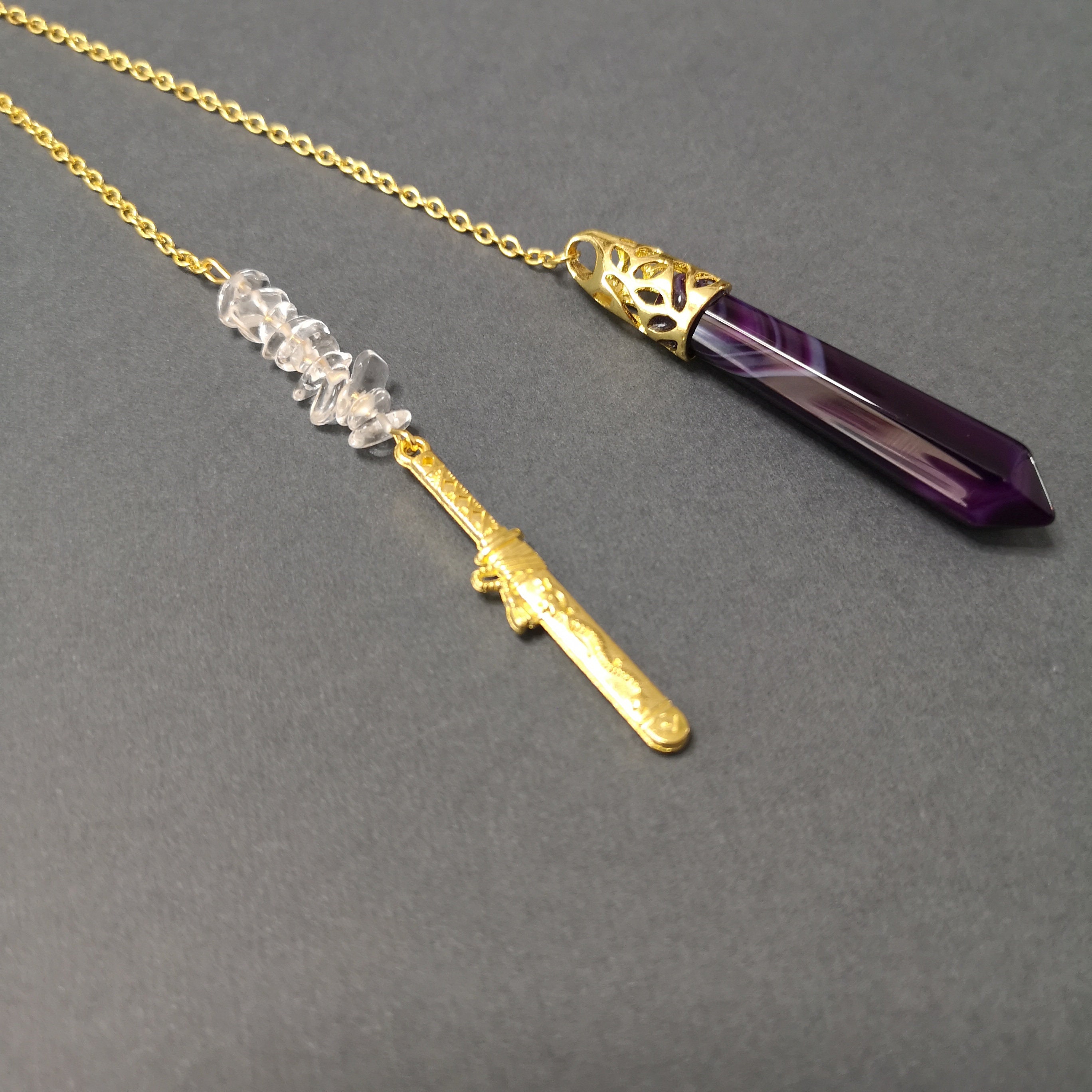 Pendule Divinatoire Doré en Agate Violette, avec Ses Perles de Quartz et Sa Petite Dague, Outil Radi