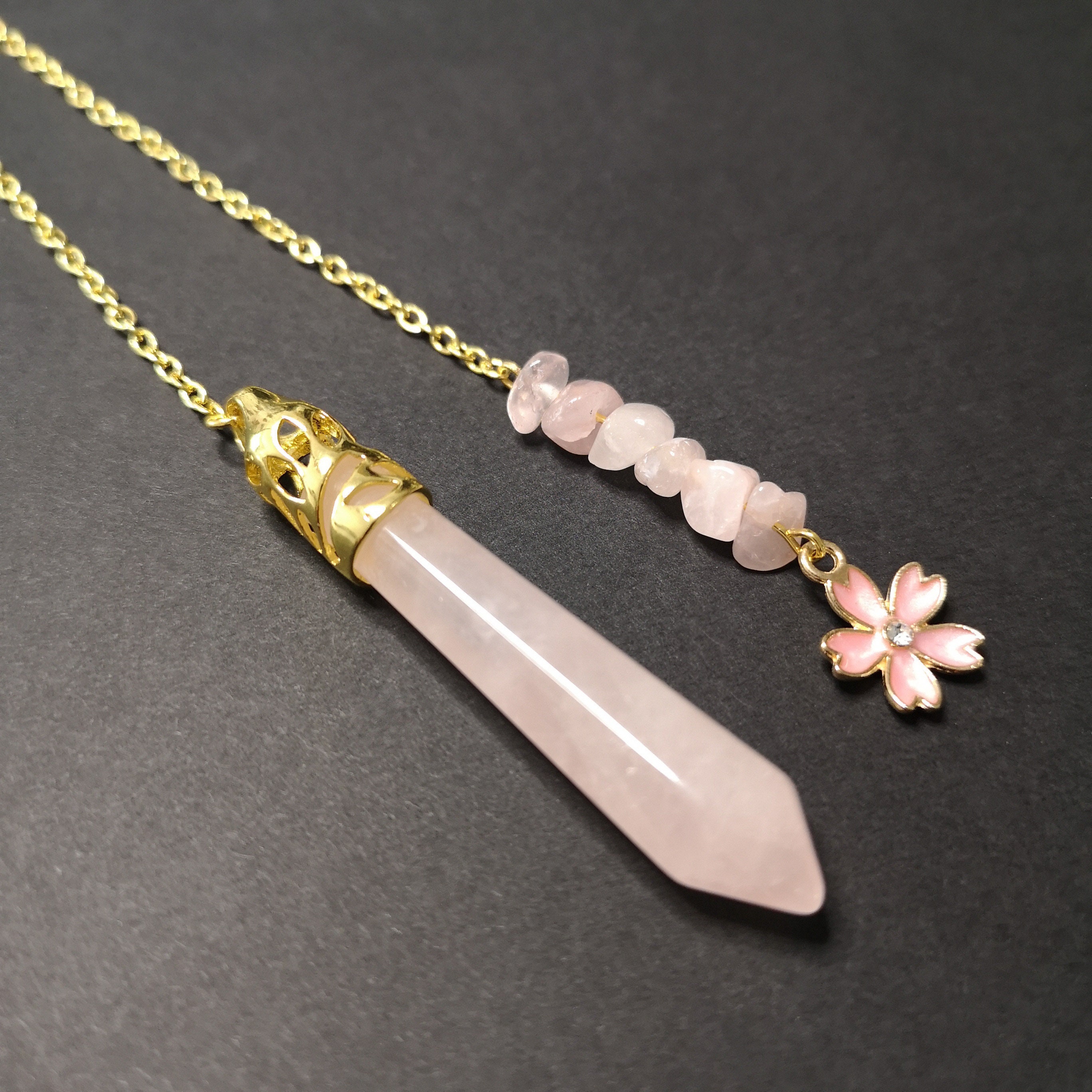 Pendule Dorée en Quartz Rose Orné d'une Fleur de Ceriser Outil Radiesthésie et Divination Pendule Sp