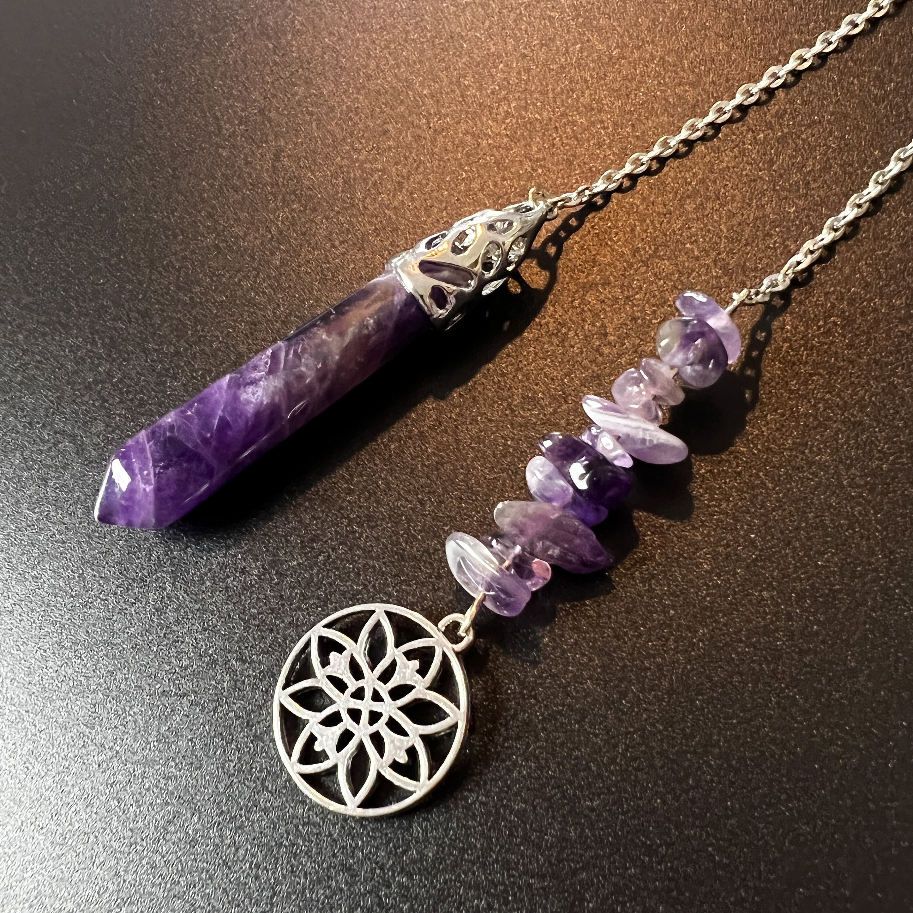 Pendule en Améthyste, avec Son Symbole Floral, Outil de Radiesthésie et Divination, Pendule Sorcelle