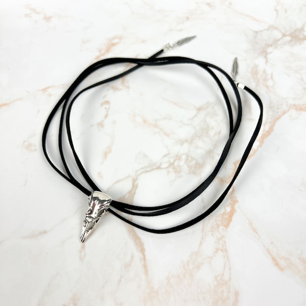 Long collier en simili cuir à crane d'oiseau - collier gothique bohème en fausse suede, collier multirang pour Halloween