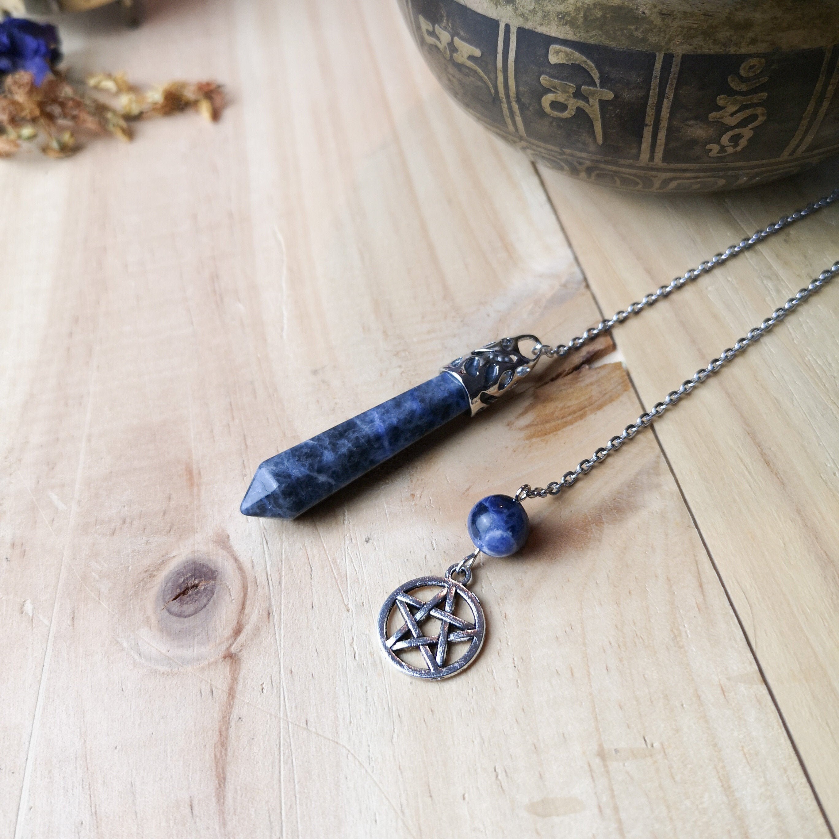 Pendule Divinatoire en Sodalite avec Son Pentacle Païen, Outil de Radiesthésie et Divination, Pendul