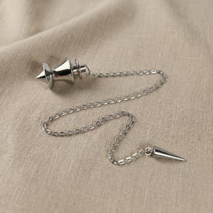 Pendel met punt en koepel, stekelbedel, waarzeggerij