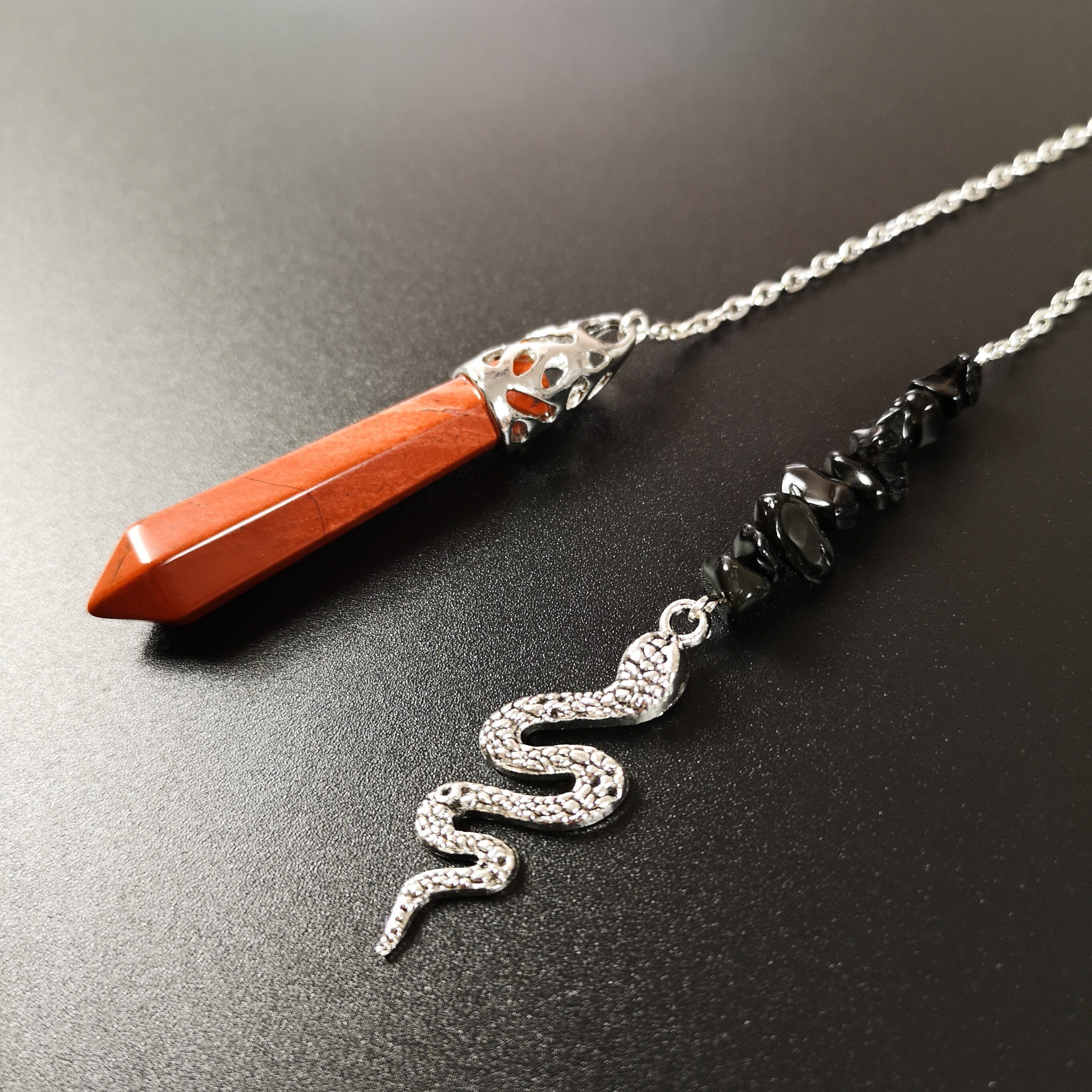 Pendule en Jaspe Rouge, avec Sa Breloque Serpent, et Ses Perles d'obsidienne, Outil de Radiesthésie 