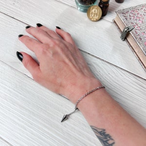 Bracciale con pendolo segreto, gioiello per la divinazione, regalo per strega sensitiva, accessorio discreto e minimalista in acciaio inossidabile