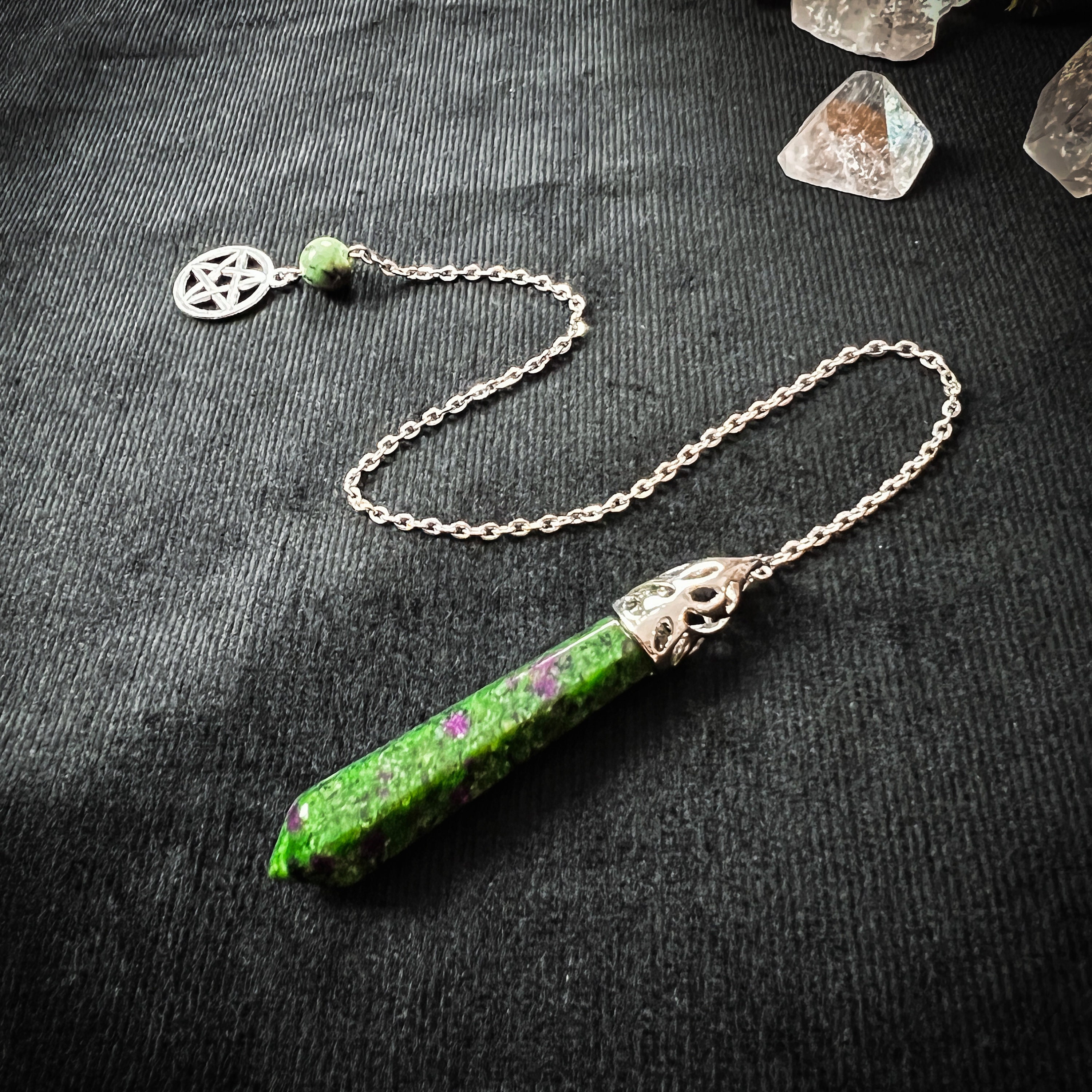 Pendule Divinatoire en Rubis Zoïsite avec Son Pentacle Outil de Radiesthésie et Divination Anyolite