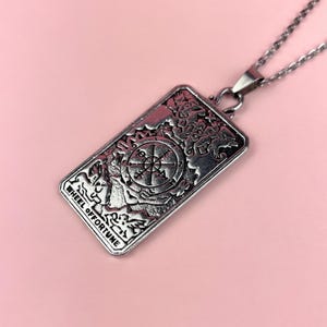 Colgante reversible con la carta del tarot de la Rueda de la Fortuna gótica
