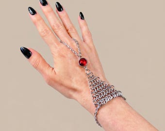 Bracciale a maglia metallica in stile fantasy medievale, con catena a mano in strass rossi, blu o viola.