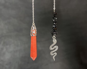 Pendule en jaspe rouge, avec sa breloque serpent, et ses perles d'obsidienne, outil de radiesthésie et de divination, pendule sorcellerie