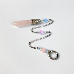 Pendolo kawaii carino, quarzo rosa e opalite, stelle e anello, strega pastello
