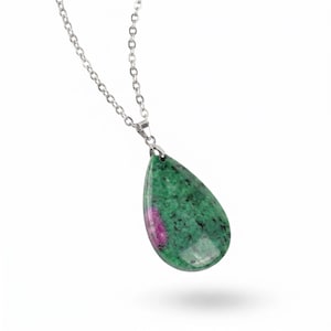 Pode incluir: Um colar com pendente em forma de lágrima, apresentando uma pedra verde polida com manchas pretas e uma inclusão distinta de cor magenta. O pendente está suspenso por uma fina corrente de metal prateado com um design de elos padrão.