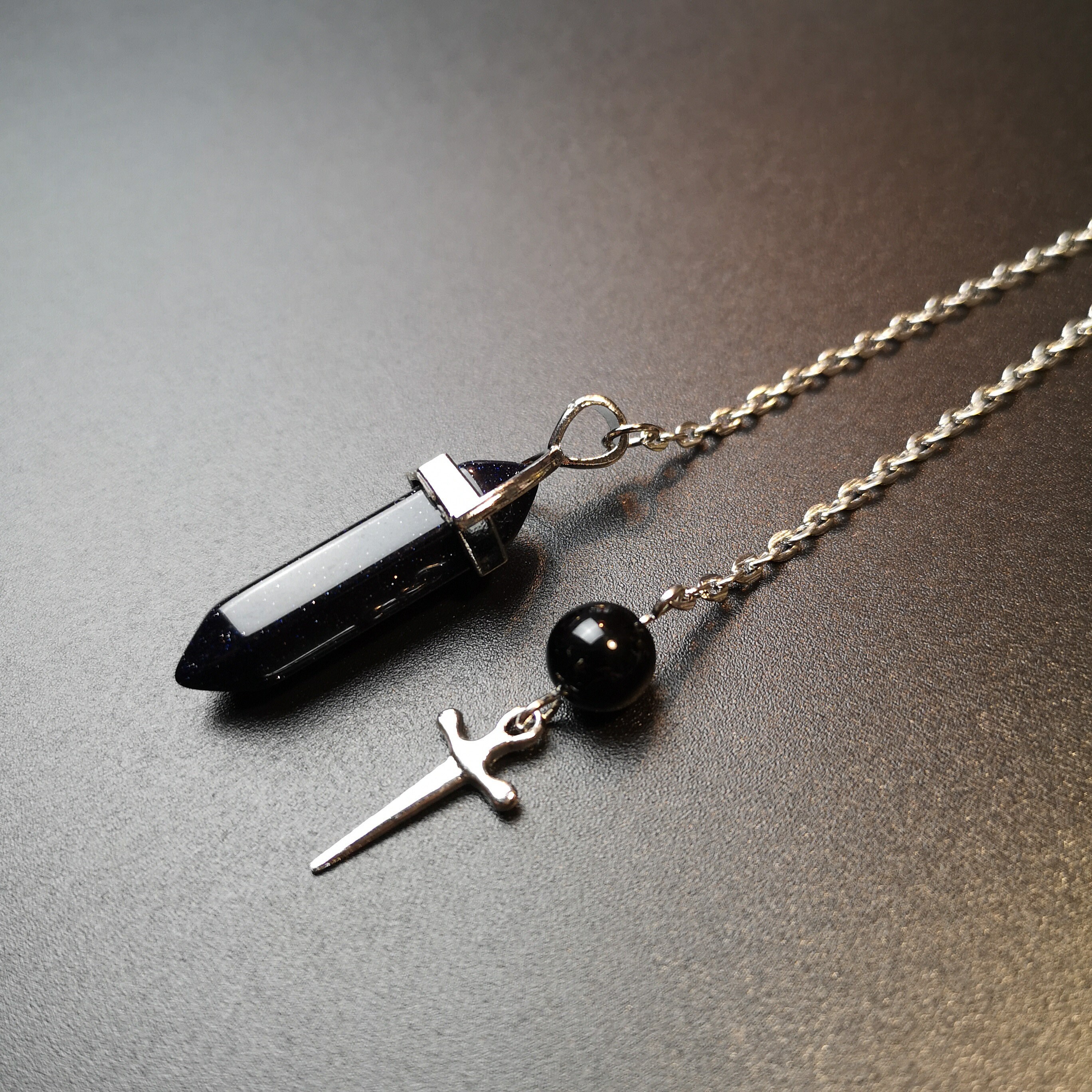 Pendule Divinatoire en Pierre de Sable Bleue Synthétique Onyx et Dague Outil Radiesthésie Sorcelleri