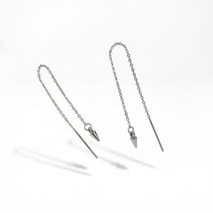 Spike Threader Ohrringe, Halloween Schmuck aus Edelstahl mit Punkt Charms, Corporate Gothic Accessoire