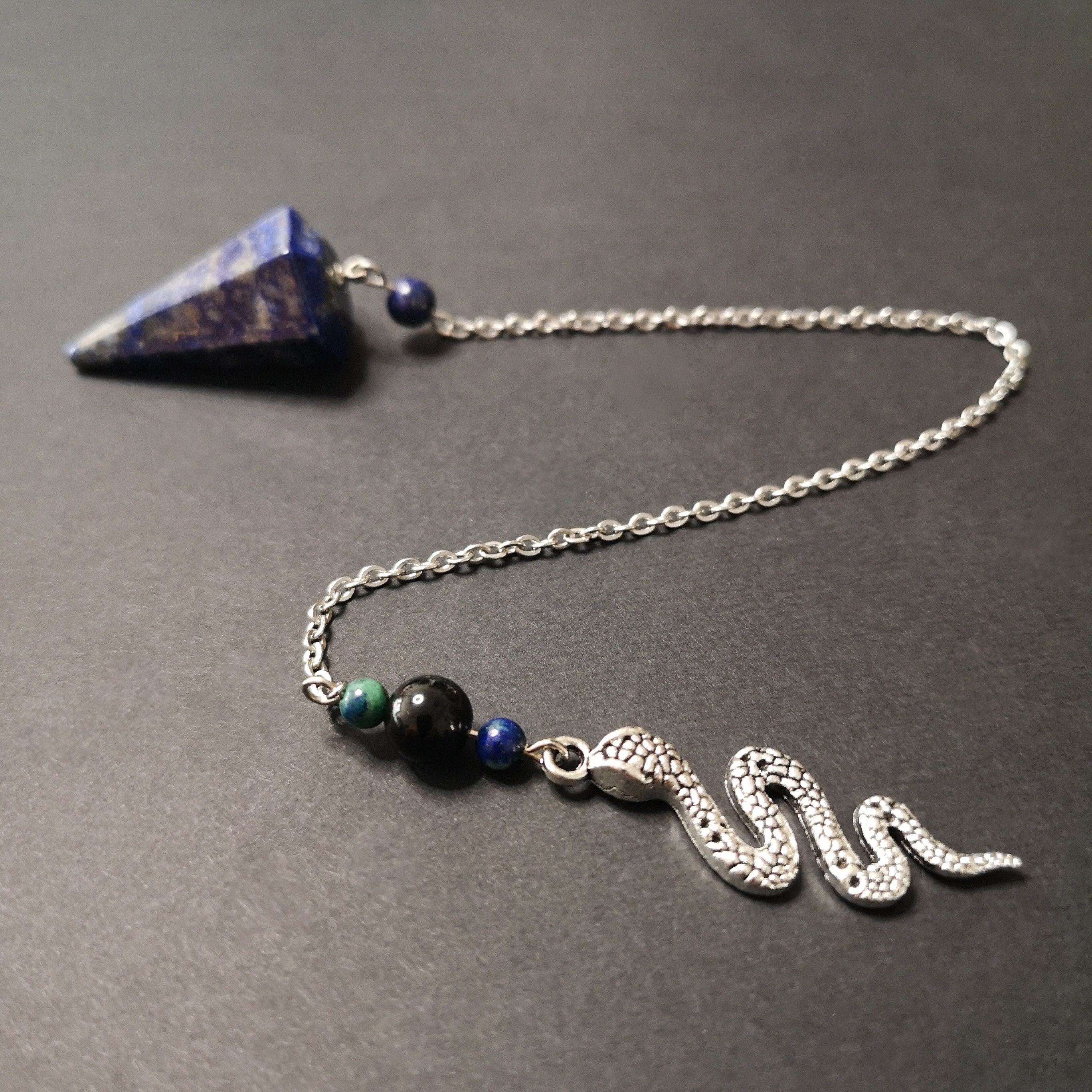 Pendule en Lapis Lazuli Onyx Azurite Malachite avec Un Serpent Pendule Divinatoire